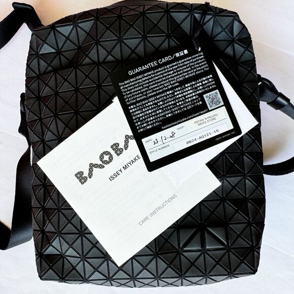 BAO BAO ISSEY MIYAKE Black Voyager One-Tone Unisex Shoulder Bag - Picture 10 of 12